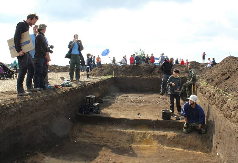 Archeologové u Dušníků nedaleko hory Říp odhalili zachovalou mohylu z doby asi 3800 let př. n. l. Tento týden se s jejich výzkumem mohla seznámit i široká veřejnost.