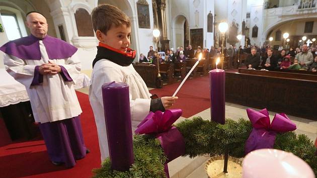 Advent přivítali mší a zapálením svíce i v katedrále sv. Štěpána v Litoměřicích.