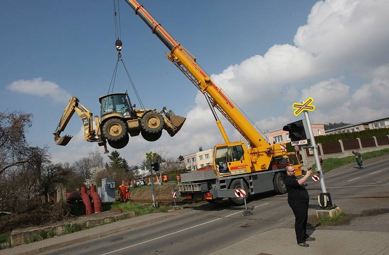 Dopravu na železnici v Litoměřicích komplikoval bagr.