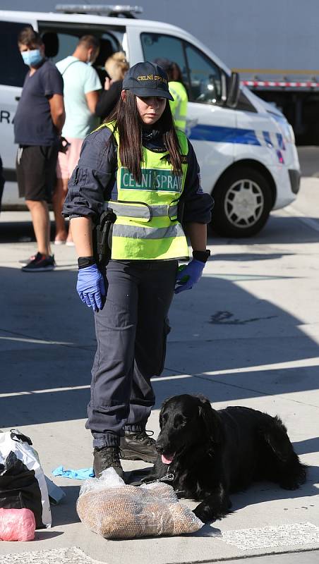 Na dálnici D8 proběhla kontrolní akce celní správy zaměřená na drogy, nelegální tabák či cigarety.