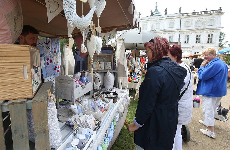 Zámek v Ploskovicích ovládli tvůrci keramiky