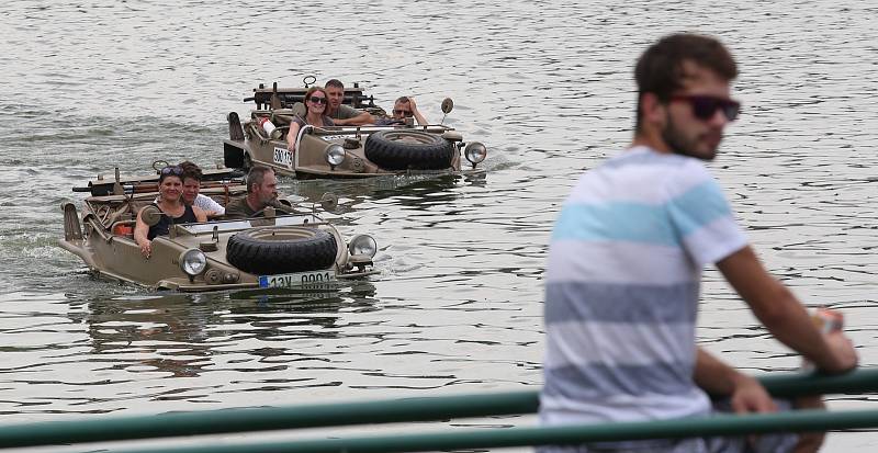 Lidé se kochali vojenskou technikou na jezeře Úštěk.