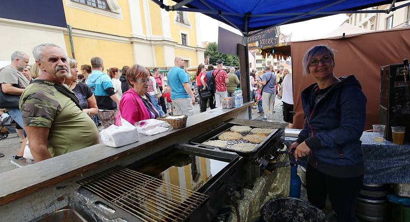 Na tradiční letní jarmark v Úštěku každoročně dorazí několik tisíc návštěvníků.