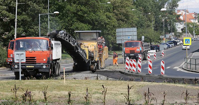 Kruhový objezd na Kocandě se opravuje, město čekají dopravní komplikace.