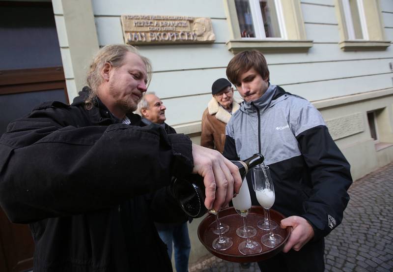 Herec Jan Skopeček slavnostně odhalil pamětní desku na domě v Litoměřicích, kde v mládí bydlel.