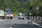 V jednom jízdním pruhu silnice 1/30 od Ústí nad Labem směrem na Zálezly se opravuje povrch vozovky.