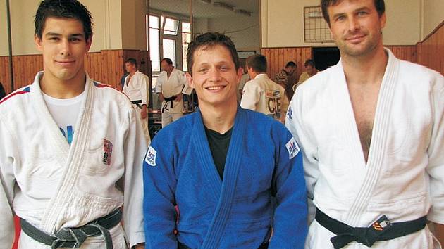 OLYMPIONICI. Na týdenním soustředění v Litoměřicích pobývali v uplynulých dnech jediní dva zástupci, kteří budou české judo reprezentovat na letošních LOH v Pekingu. Na snímku jsou zleva Jaromír Ježek, Pavel Petřikov a trenér Petr Lacina.