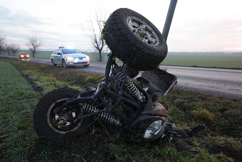 Mladík na čtyřkolce narazil u Klapého do dopravní značky