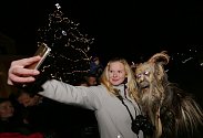 V Radovesicích spojili rozsvícení vánočního stromu s Krampus show.