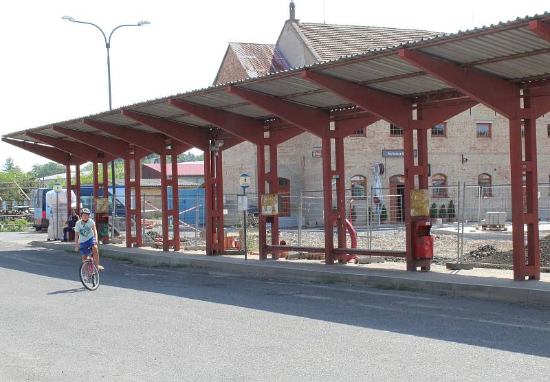 Takto vypadalo autobusové nádraží v Libochovicích loni v létě, krátce po zahájení prací na revitalizaci.