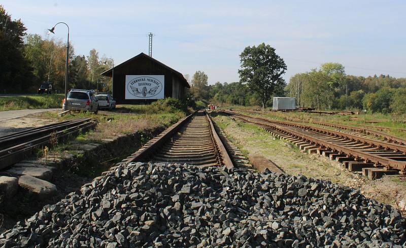 Spolek Zubrnická museální železnice pracuje na postupné obnově bývalého horního nádraží v Úštěku.