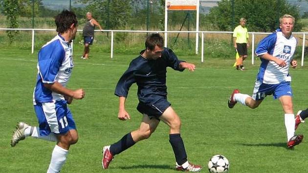 V utkání Štětí (dorost) - FK Litoměřice 4:3 (3:1) prochází litoměřickou obranou štětský záložník AlešJanza, autor tří branek