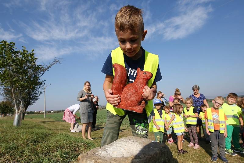 Děti z mateřské školky v Rohatcích na Litoměřicku si za pomocí místních podnikatelů vyzdobily namalovanými pískovcovými sochami naučnou stezku.
