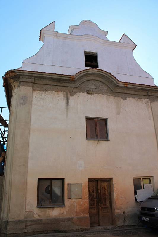 Hrozilo, že spadne. Nyní se synagoga v Budyni nad Ohří dočká kompletní opravy.