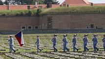 Odložená Terezínská tryzna proběhla na Národním hřbitově v Terezíně. Její hlavní části předcházela pietní část na popravišti Malé pevnosti.
