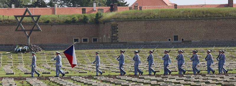 Odložená Terezínská tryzna proběhla na Národním hřbitově v Terezíně. Její hlavní části předcházela pietní část na popravišti Malé pevnosti.