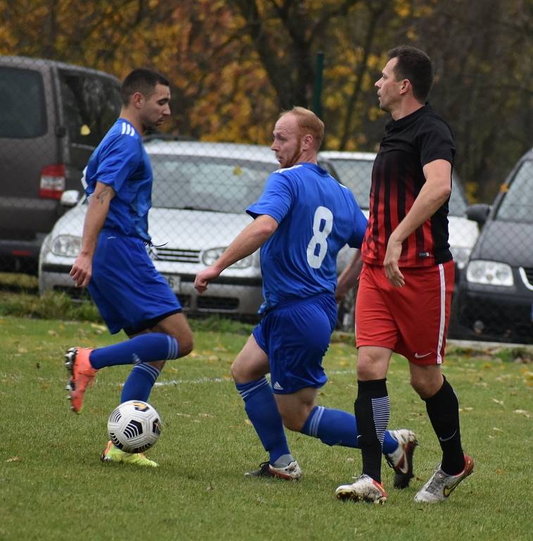 Liběšice (tmavé dresy) doma podlehly Černovicím 1:3.