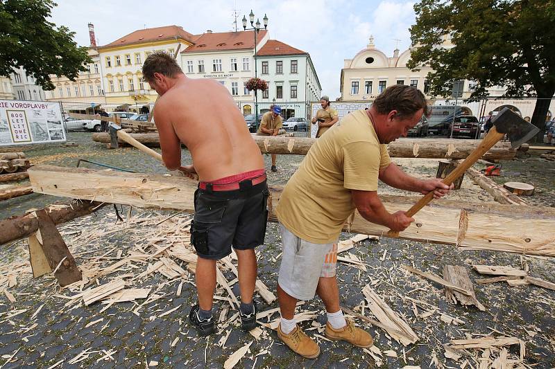 Dřevo pro Kalich opracovávají řemeslníci v Litoměřicích pod drobnohledem.