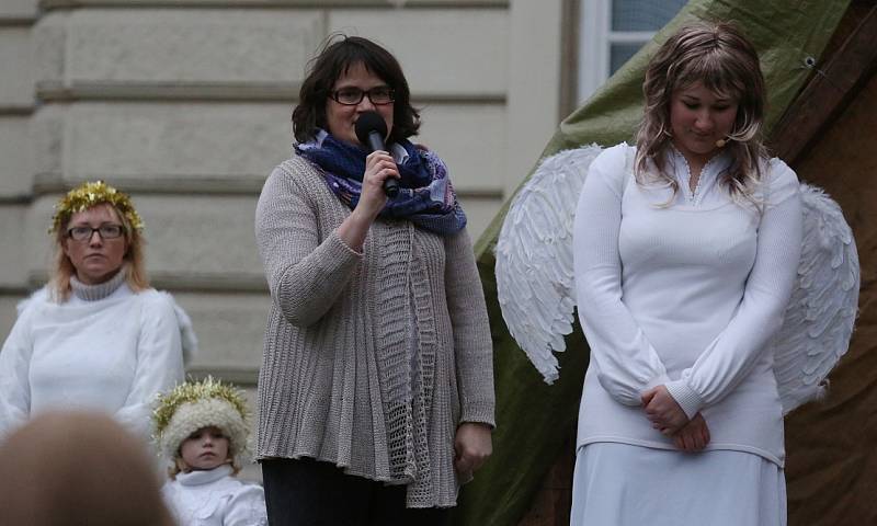 Desítky rodin z Litoměřic a okolí se ve středu odpoledne sešly na Mírovém náměstí, aby následně v průvodu společně vyrazily do pomyslného Betléma na Dómské náměstí u katedrály.