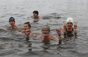 Otužilci si zaplavali v sobotu dopoledne v řece Labe v Třebouticích na Litoměřicku.