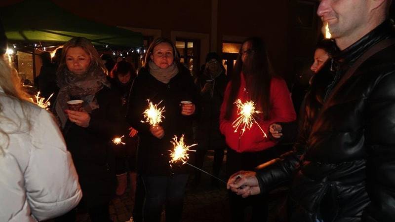 Adventní podvečer v Radovesicích si užili dospělí i děti.