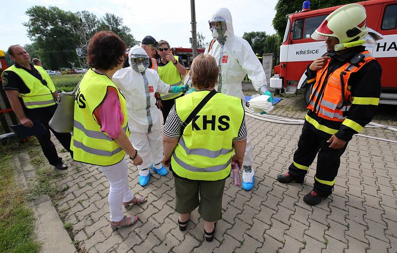 Hasiči, záchranáři a policisté cvičili v Křešicích kontakt s nakaženým smrtelnou ebolou