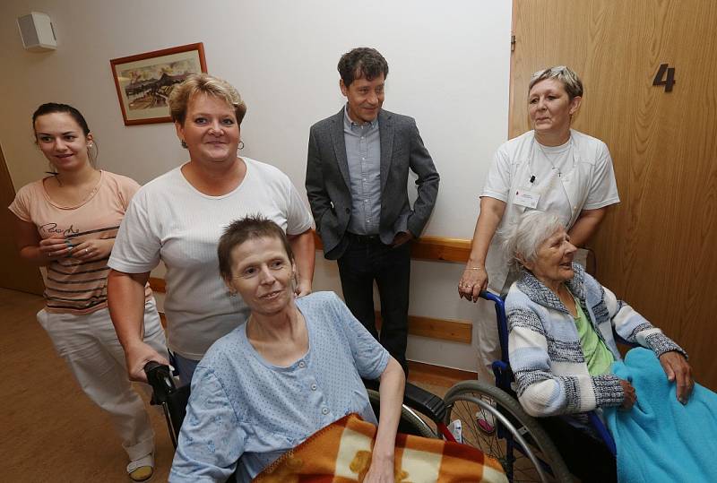 Herci šestých Básníků se v hospici pozdravili s klienty