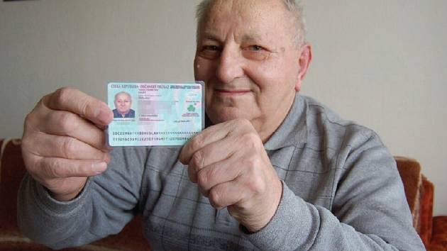  Důchodce Bohuslav Hnát z Litoměřic ukazuje nový občanský průkaz, v němž má zapsáno místo narození Terezín, přestože se narodil v Českých Kopistech.