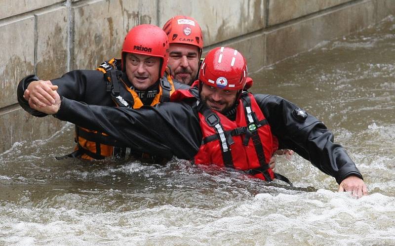 Výcvik hasičů v nové kajakářské dráze u roudnického jezu 