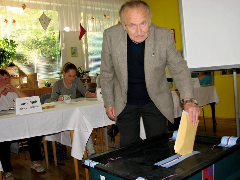 Svou občanskou povinnost neopomenul splnit uznávaný vědec Jiří Čejka.