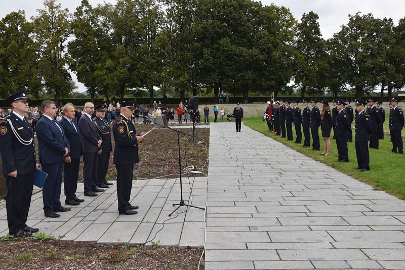 Sedmdesát dva nových příslušníků HZS Ústeckého kraje v pondělí složilo slib příslušníka HZS ČR. Slavnostní ceremoniál se odehrál v areálu Památníku Terezín.