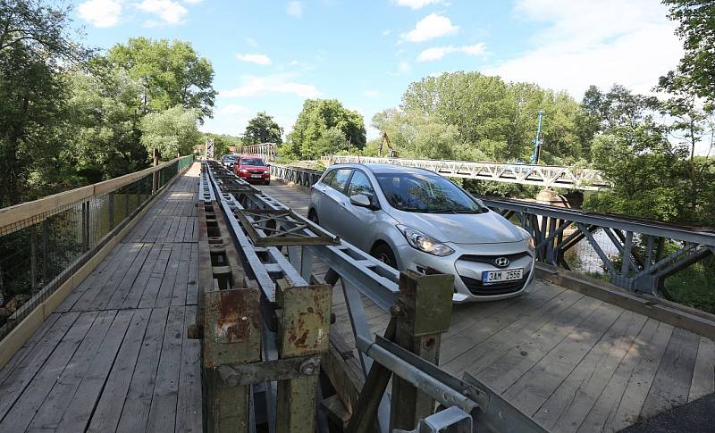 Provizorní most před řeku Ohře v Břežanech mohou využívat osobní auta, autobusy a vozidla IZS. Provoz na mostě nyní řídí semafor. Řidiči nákladních aut musejí využít stanovenou objízdnou trasu. Nový most má být dokončený v září. 