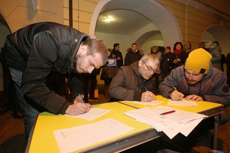 Protestní akce na Mírovém náměstí v Litoměřicích za odvolání komunisty Zdeňka Ondráčka, který se stal předsedou výboru pro kontrolu GIBS.