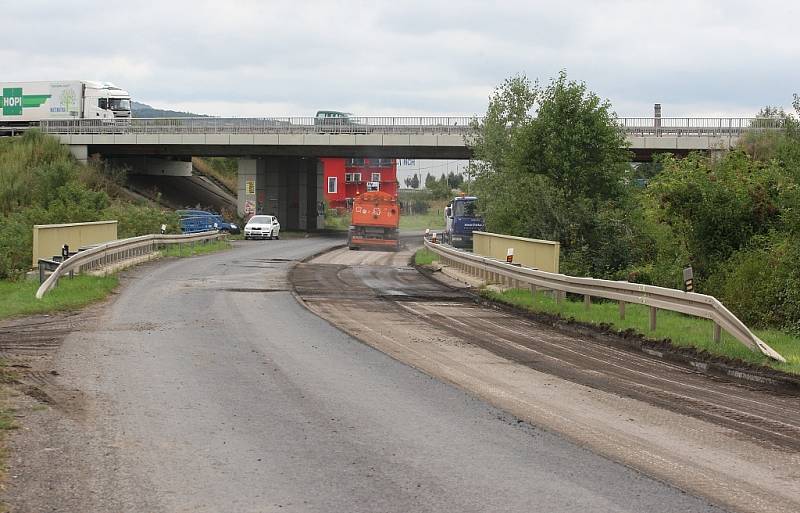 Uzavírka  v úseku od křižovatky II/247 na dálnici u Siřejovic k průmyslové zóně v Lovosicích.