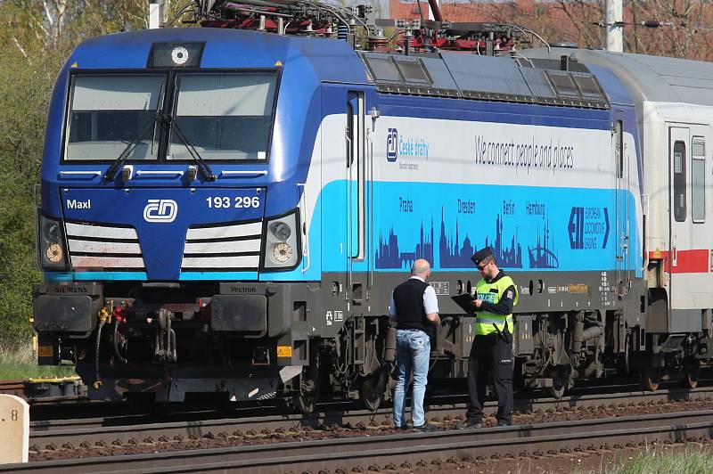 Vlak srazil a usmrtil člověka ve stanici Bohušovice nad Ohří