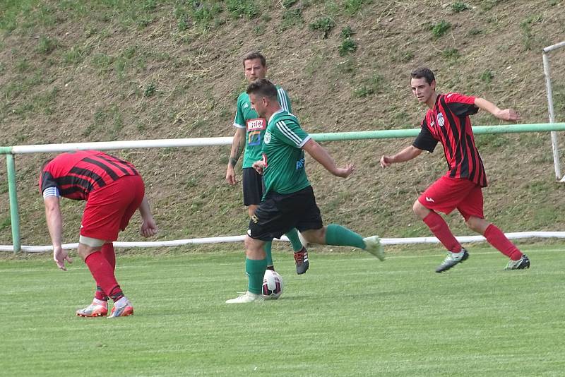 Pokratice (v zeleném) porazily v posledním kole Úštěk 8:4 a oslavily postup do kraje.