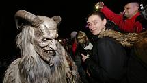 V Radovesicích spojili rozsvícení vánočního stromu s Krampus show.