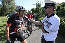 Dopravní policisté z Litoměřic prováděli u Židovic na cyklostezce kontroly cyklistů na požití alkoholu a technický stav kol.