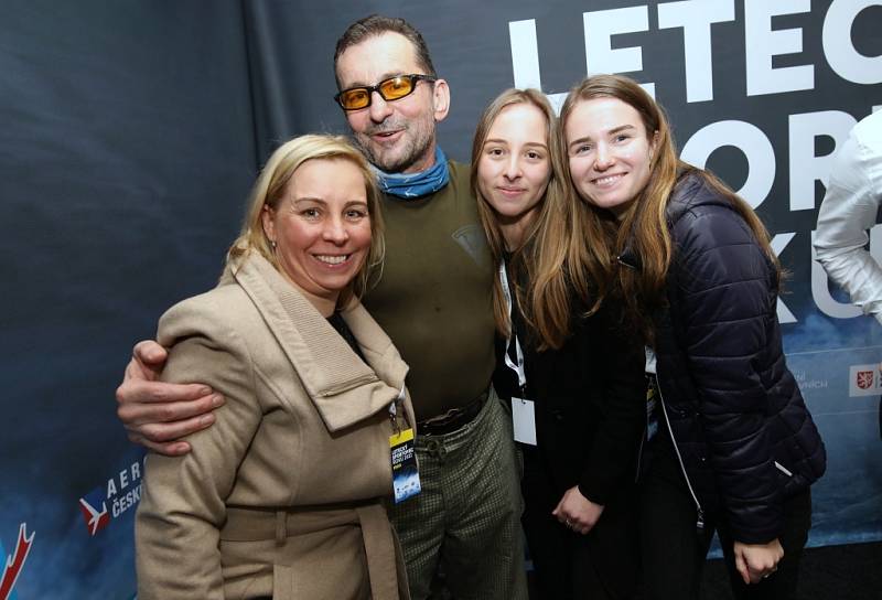 Leteckými sportovci roku jsou parašutisté. Cenu jim předal prezident Pavel.