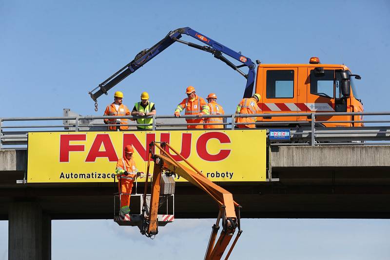Odstraňování prvního billboardu na dálnici D8 u Roudnice nad Labem