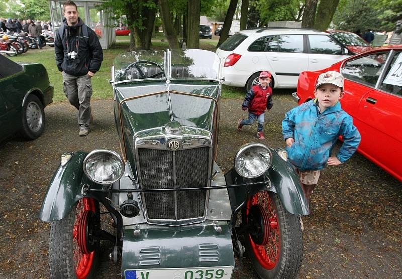 Tradiční závody veteránu v rámci Autosalonu na Zahradě Čech