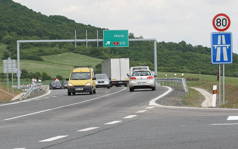 Zprovoznění úseku Lovosice - Bílinka na D8. Nájezd na dálnici "z druhé strany" - pohled od Velemína.