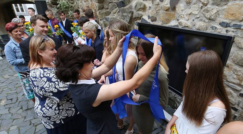 V Úštěku se slavnostně rozdávalo vysvědčení. První ročník a devátá třída dostaly vysvědčení v areálu místního hradu