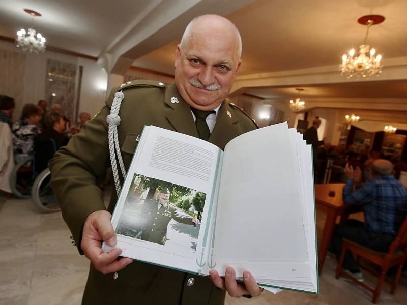 Setkání vojáků 51. ženijní brigády a 3. ženijního praporu v Litoměřicích vyvrcholilo křestem vzpomínkové knihy Ženisté litoměřické a terezínské posádky.
