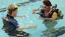 Tělesně i mentálně postižení se učí potápět 