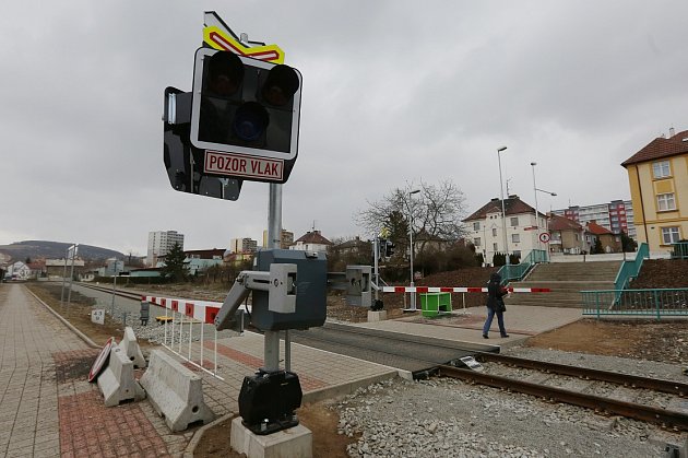 PŘECHOD PRO PĚŠÍ PŘES KOLEJIŠTĚ na horním vlakovém nádraží v Litoměřicích lidé v podstatě nepřestali využívat. Oficiálně je na něj však vstup zakázán. Včetně světelného zabezpečovacího zařízení má být v provozu až od tohoto čtvrtka 24. března. 