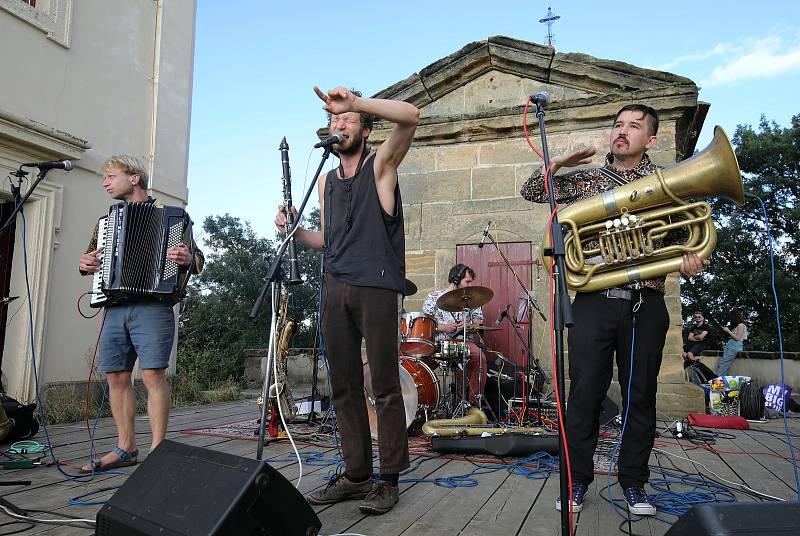 Tradiční festival Na schodech na vrchu Kalvarie v Ostrém na Úštěcku.