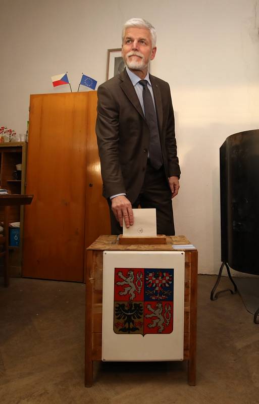Prezidentský kandidát Petr Pavel svůj hlas odevzdal v Černoučku na Podřipsku. Zájem médií byl veliký