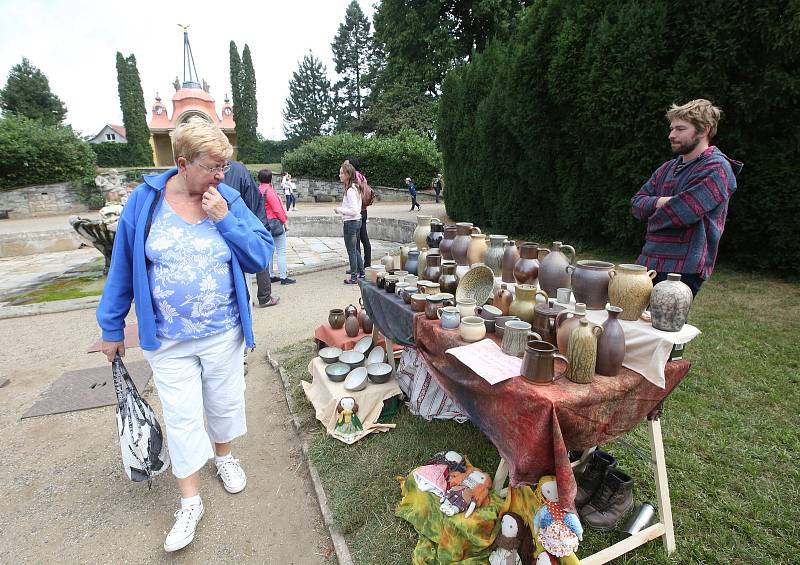 Zámek v Ploskovicích ovládli tvůrci keramiky