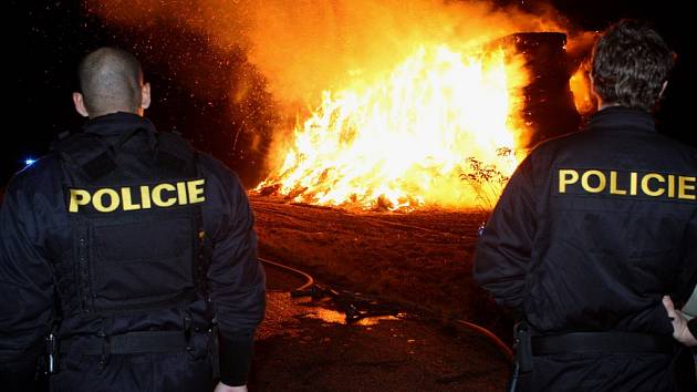 U obce Siřejovice na Lovosicku hořely stovky tun balíků sena. 